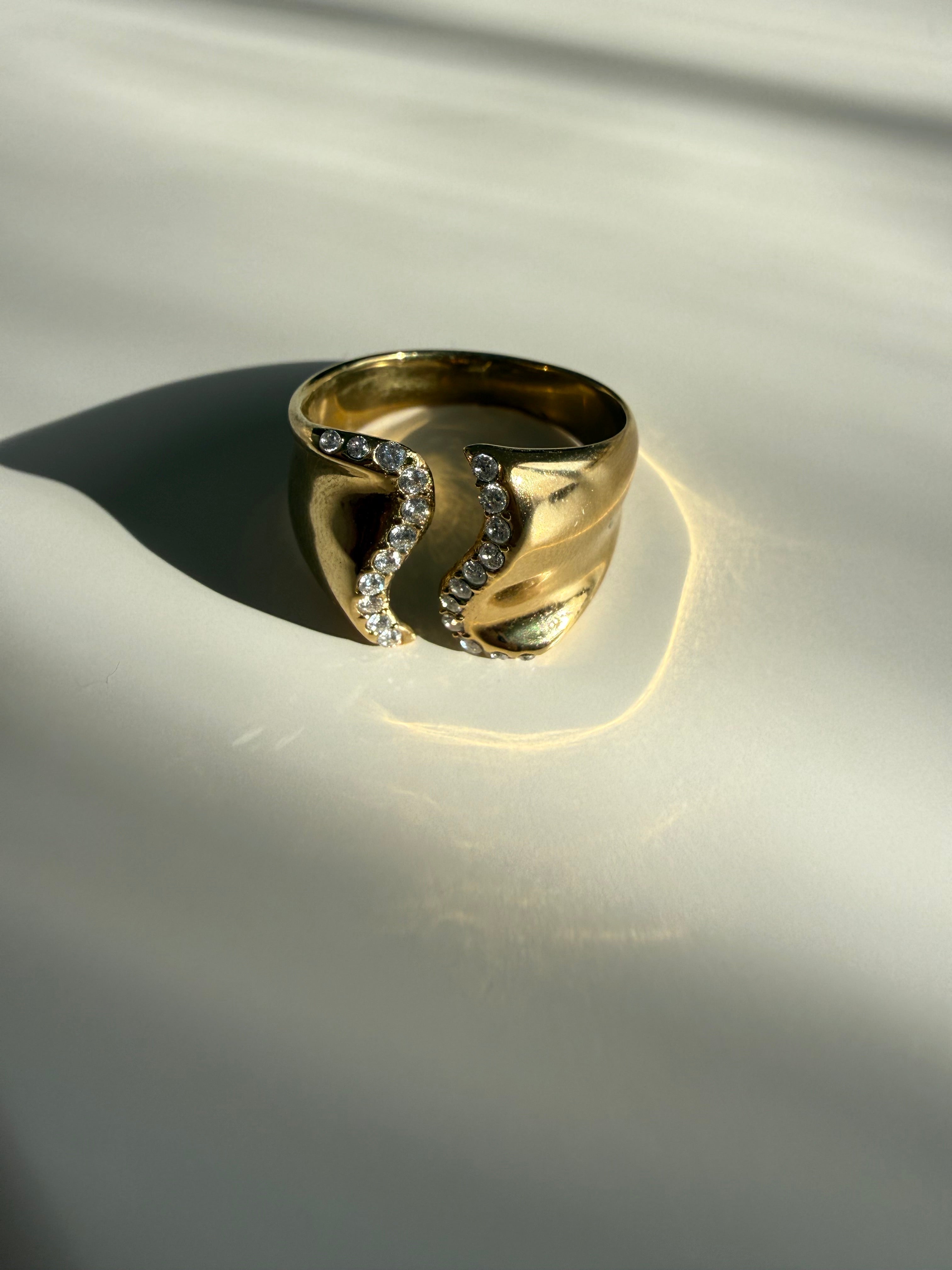 Wave Sparkle Gold Ring
